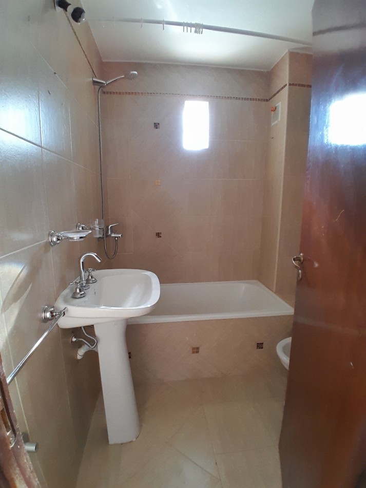 INMOBILIARIA GOMEZ GHISI Y D. FENES NEG INMOB. ALQUILAN: