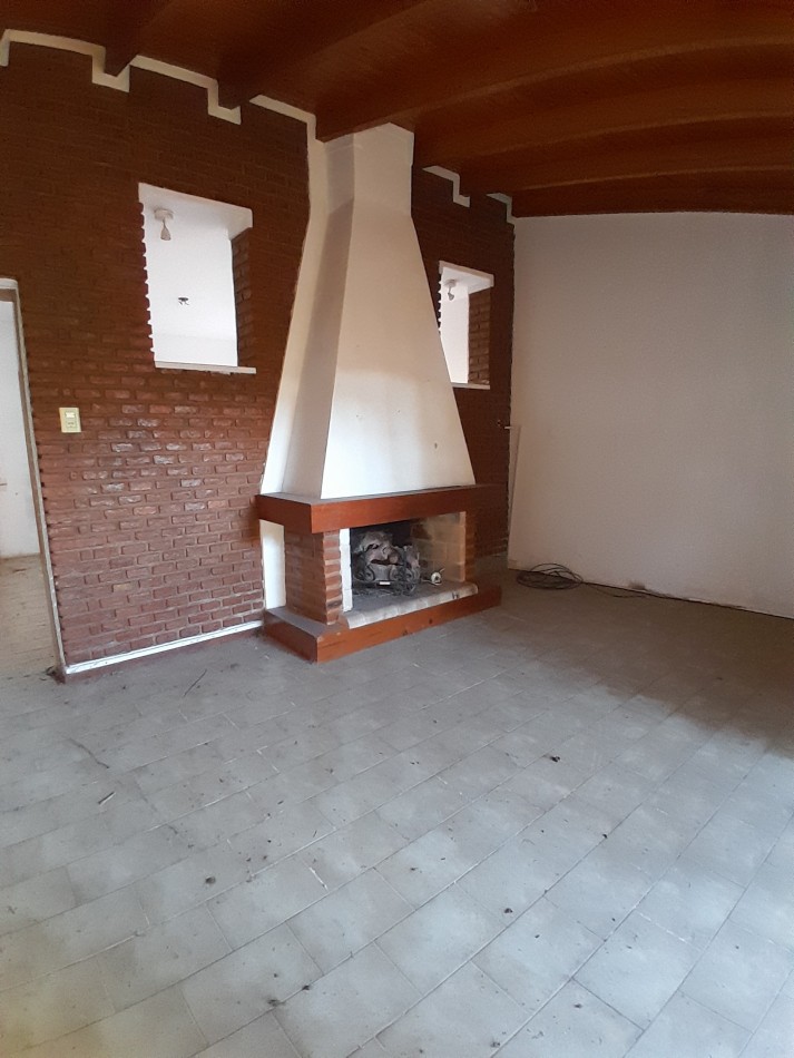 VENDEMOS casa a mejorar calle Guatemala 746
