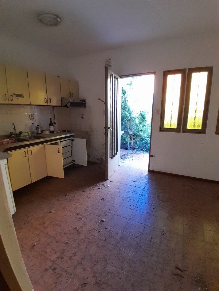 VENDEMOS casa a mejorar calle Guatemala 746